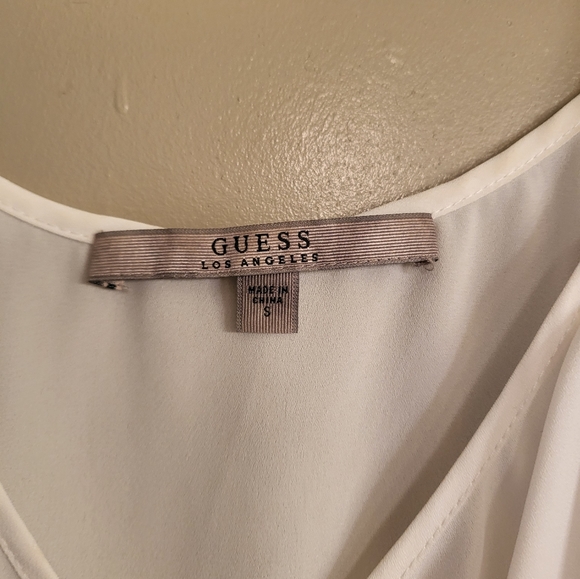 Most adorable versatile AUTHENTIC GUESS Top w/ Adjustable straps & button detail - Picture 3 of 6